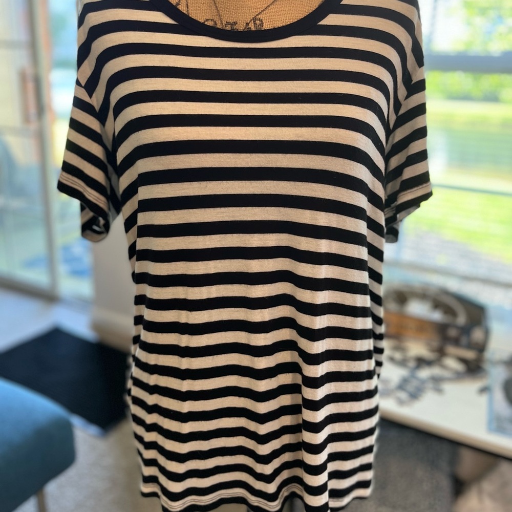 Zenana outfitters M black and white striped short sleeved blouse